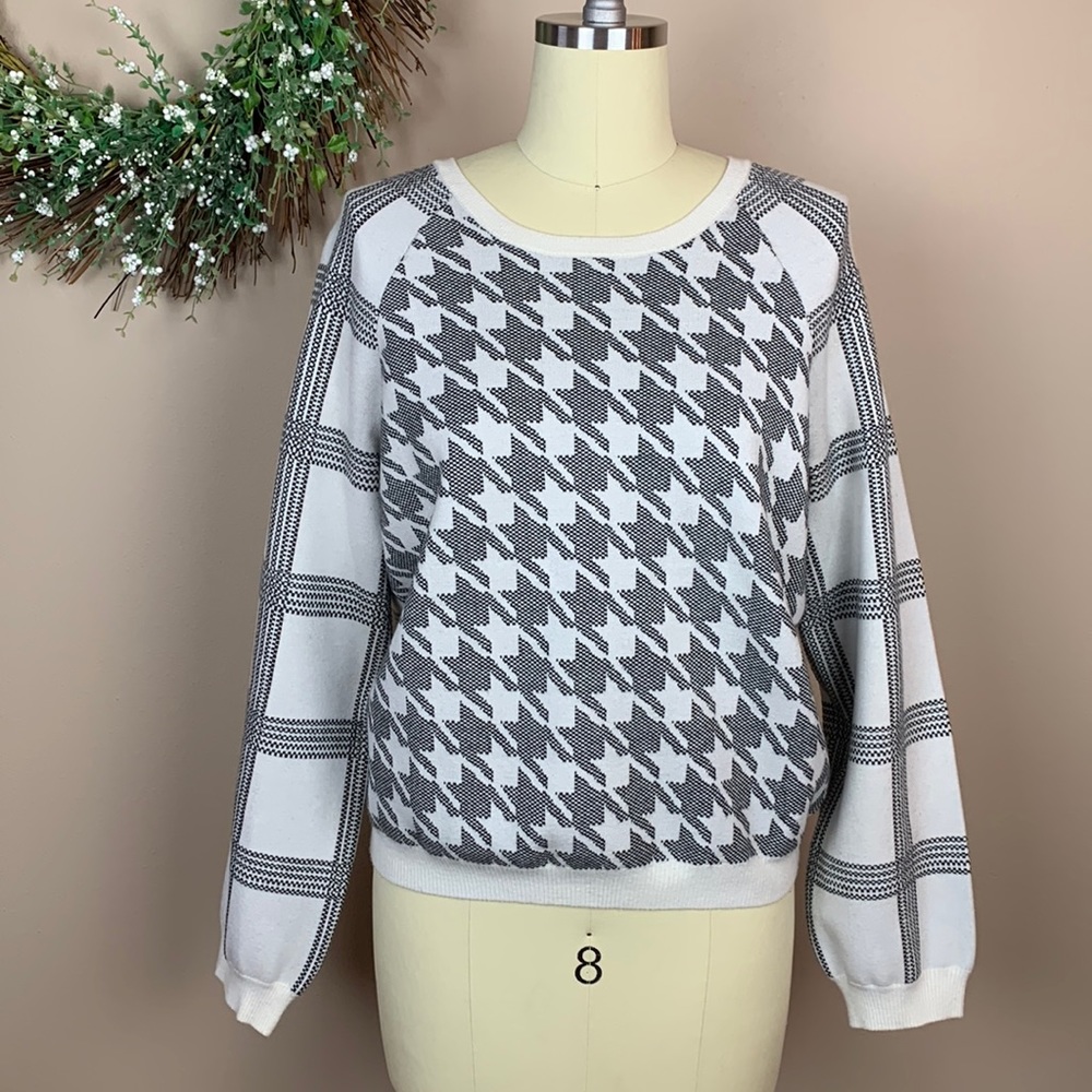 Anthropologie Women’s Black & Cream Crew Sweater Size Medium